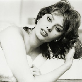 Italská filmová legenda Sophia Loren slaví v pátek 20. září 2024 devadesáté narozeniny. Celou kariéru platila a vlastně dodnes platí za sexbombu.