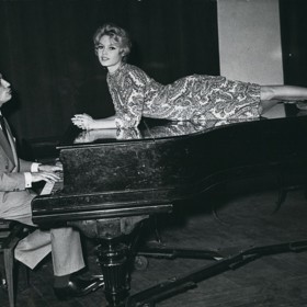 Po dvou letech vztahu zahnula Brigitte svému milému s francouzským šansoniérem Gilbertem Bécaudem.