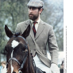 Málo známá fotka fousatého prince Charlese z dubna roku 1976 jasně dokládá, jak moc je ve skutečnosti podobný svému mladšímu synovi Harrymu.