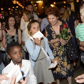 Režisérka Alice Nellis se svými dvěma adoptovanými dětmi Ellou a Oliverem na premiéře filmu Sedmero krkavců v roce 2015.