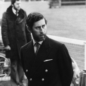 Král Karel III. rozhodně nepatří k těm, kteří by se svou vizáží příliš experimentovali. Přesto si coby osmadvacetiletý nechal narůst plnovous. A dokonce existují i snímky s knírem, ale o těch třeba jindy...