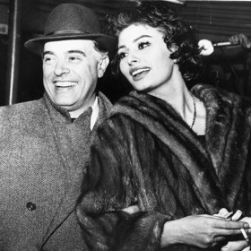 Její životní láskou byl o poznání menší, podsaditý a proplešatělý filmový producent Carlo Ponti. Vyhlédl si ji, když jí bylo pouhých 15 let, a udělal z ní nejen svou milenku, ale i filmovou megastar.