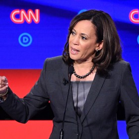 Jeden z nejoblíbenějších perlových náhrdelníků Kamaly Harris je vyrobený z černých tahitských perel. Na sobě ho měla třeba coby kalifornská senátorka při debatě na televizní stanici CNN.