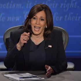 Kariérní zlom senátorky Kamaly Harris přišel v roce 2020, kdy se ucházela o post viceprezidentky Spojených států. Na této cestě ji doprovázel náhrdelník z dílny Irene Neuwirth zhotovený z perel a tyrkysů. Irene Neuwirth, jejíž šperky si oblíbily mimo jiné modelka Gigi Hadid nebo zpěvačka Ariana Grande, je Kamalinou nejoblíbenější šperkařkou.