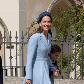 Model Rebecca v šedo-modrém provedení si na Velikonoce 2022 dokonale sedl s kabátovými šaty Emilia Wickstead, psaníčkem i kloboukem.