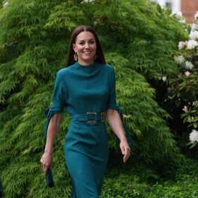 Zelené lodičky Emmy London a k nim elegantní zelené šaty Edeline Lee.