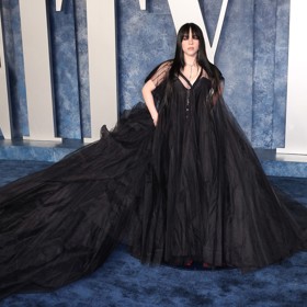 Slavný večírek Vanity Fair ale už patřičně ozdobila dokonalou večerní róbou od Ricka Owense.