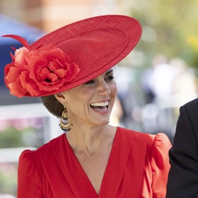 Kate Middleton nosí na dostihy v Ascotu vždy dokonale vyladěné šaty a unikátní klobouky.