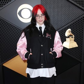 Kravata nechyběla ani outfitu z letošního předávání cen Grammy 2024. Billie Eilish věrna své příchylnosti k nadměrným módním kouskům vzdala částečně hold také filmovému hitu Barbie, když zvolila bomber s růžovými saténovými rukávy a logem oblíbené panenky.