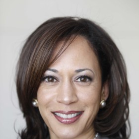 Ty velmi často doplňuje perlovými náhrdelníky. Ve své sbírce jich má minimálně osm a pravidelně je střídá. Ještě coby okresní státní zástupkyně si roku 2009 oblíbila tento dvouřadý kousek.