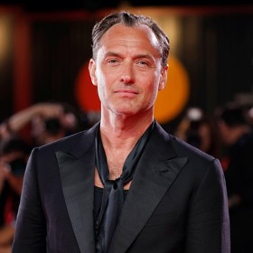 Bez košile si na červený koberec vyrazil také herec Jude Law.