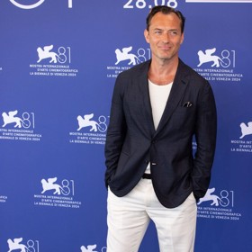 Odpolední akci také pojal v ležérním duchu. Pod sako v. námořnicky modrém tónu oblékl bílé tričko a podpořil tak lázeňský vzhled svého modelu.