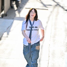 Současnost a styl Billie Eilish postavený na minimalistickém, přesto stále velmi avantgardním kombinování oversize kousků a nepřehlédnutelných doplňků. A styl vázání kravaty, kterému se výstižně říká "na oprátku."