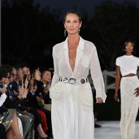 Topmodelka Christy Thurlington předvedla další způsob, jak jej nasadit v případě vrstvení přes sako či košili.