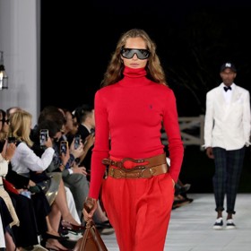 Výrazným doplňkem bude nejen dle představ Ralpha Laurena nepřehlédnutelný pásek. Nebo klidně hned dva.