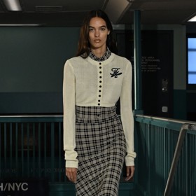 Inspirací z jeho nadcházející kolekce může být i tato ukázka vrstvení přes kostkované šaty v maxi délce.