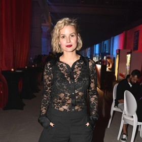 Svůj nejnovější a notně žhavý model předvedla Patricie Pagáčová v Brně, kde se poprvé objevila po boku nového partnera. Fotografům zapózovala v rafinované krajkové halence a šortkách, které doplnila stříbřitými sandálky.