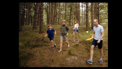 FOTO: Královská rodinka na vycházce.