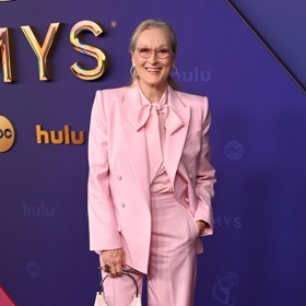 Pětasedmdesátiletá  hollywoodská legenda boří mýty o odívání a na letošních cenách Emmy zazářila v kompletně růžovém outfitu.