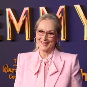 Herečka Meryl Streep ozdobila 76. ročník udílení televizních cen dokonale sladěným růžovým kostýmem, jehož autorem je módní dům Alexander McQueen.