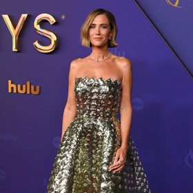 Kovový efekt vykazovaly také strukturované splétané šaty herečky Kristen Wiig. I ona se nechala obléci módním domem Oscar de la Renta.