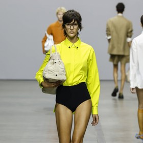 Barevná škála zahrnovala žluté, oranžové růžové nebo blankytně modré malůvky na nohou modelek.