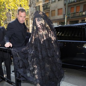 Světová mega star, zpěvačka Madonna, dorazila na přehlídku vzdávající hold její osobě zahalena od hlavy k patě v černé krajce. Přesto  neunikla pozornosti fanoušků.