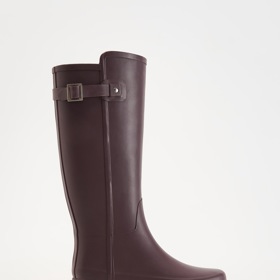 Stylové pryžové obutí ale najdete i v Reserved. A navíc ve velmi žádaném odstínu vínové. (1 199 Kč)