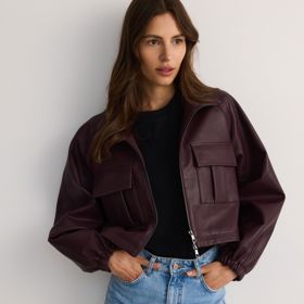 Okouzlující odstín bordeaux a trendy zkrácená bunda s límcem. (Reserved, 1 399 Kč)