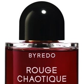 Provokativní parfém Rouge Chaotique vychází z autorova přesvědčení, že chaos je nedílnou a nepostradatelnou součástí kreativního procesu, ze kterého se rodí cosi výjimečného. Kořeněné aroma vzácného šafránu v úvodu podtrhuje šťavnatost černého rybízu a bergamotu. V sametově gurmánském srdci se mísí nasládlé nóty švestky a pralinky, které jsou příslibem hříšného potěšení. Opulentnímu základu pak dominuje živočišná smyslnost oudového oleje, kterou umocňují nóty pačuli a papyru. Výsledkem je vzrušující vůně plná kontrastů, která nachází harmonii v chaosu. Byredo, Rouge Chaotique, Ingredients Store, 7 650 Kč za 50 ml