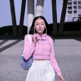 Isolda si přeje, aby si Růžička v base poseděl déle. 