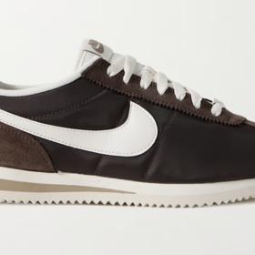 Do hnědé oblékla svůj kultovní a oblíbený retro model Cortez také značka Nike. (Nike, 2 259 Kč)