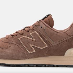 Luxusní model dal  vzniknout mikro trendu - teniskám v barvě kávy, hlíny, písku. (New Balance, 3 249 Kč)