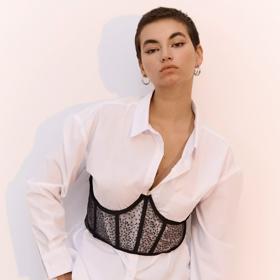 Košili může ozdobit korzetový prvek nahrazující pásek. (Gate, 448 Kč)