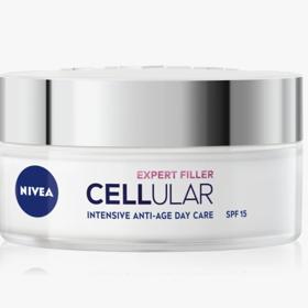 Jejím tajemstvím krásy je tento zpevňující denní krém Hyaluron Cellular Filler od značky Nivea za 349 Kč.