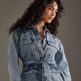 Podzimní must have. Prodloužená džínová bunda obohacená o vázačku v pase. (Anthropologie, 1 669 Kč)