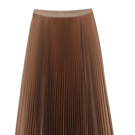 Saténovou sukni, kterou navíc zdobí drobné plisé, využijete napříč ročníi obdobíi. (Tatuum, 2 199 Kč)