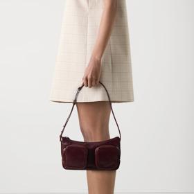 Kožená kabelka s kapsičkami rozhodně nemusí být nevkusná.(Vagabond. 4 790 Kč)