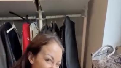 FOTO: Agáta je z dortu nadšená.