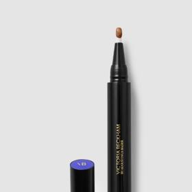 Korektor The Concealer Pen with TFC8® Victoria Beckham má vzhled pera s štětečkovým aplikátorem a perfektně tak lze využít pro dokonalé  bodové krytí nedokonalostí pleti bez potřeby kombinace s kompletním make-upem.
