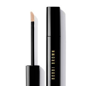 Novinka od značky Bobbi Brown, Intensive Serum Concealer. Dostupný je v šestnácti odstínech a stojí 1 180 Kč.