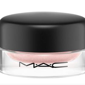 Krémové oční stiny MAC Cosmetics, Armani Beauty Eye Tint Long Lasting Liquid Eyeshadow, odstín Lets Skate, 720 Kč