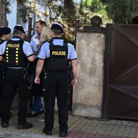 Zásah policie byl bezvýsledný a v pondělí odjel Soukup bez dcery. 