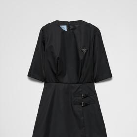 Černý model mini šatů pochází z nejnovější kolekce luxusní módní značky Prada. Šaty jsou ušity z tzv. regenerovaného nylonu. Nahrazení klasického nylonu značka prezentuje jako svůj příklon k trendu udržitelnosti v módním průmyslu.