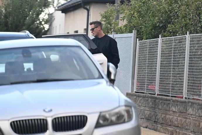 FOTO: Miroslav Dopita nejdříve vezl děti do školy. – stránka 227