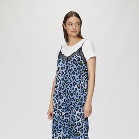 Prádlové šaty s úzkými ramínky můžete nosit i na podzim. Přidejte další vrstvy a správné doplňky. Šaty, s.Oliver, 1 699 Kč