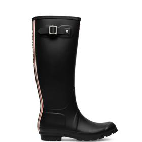 Velmi žádaným modelem holínek Hunter je i varianta s lampasem v zadních partiích, zahrnujícím i výrazné logo. (Hunter, 1 699 Kč)