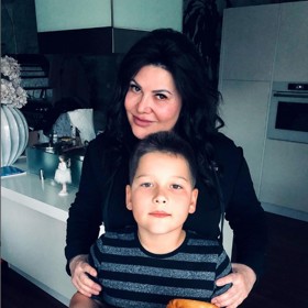 Mladší syn zpěvačky Ilony Csákové je muzikální a rád hraje na kytaru.