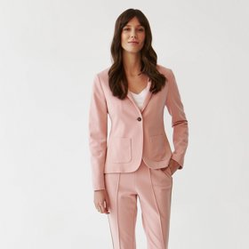 Kompletně růžový look ve stylu neryl Streep můžete vytvořit i vy. Nabízí se k tomu třeba tento set kalhot a saka od značky Tatuum.