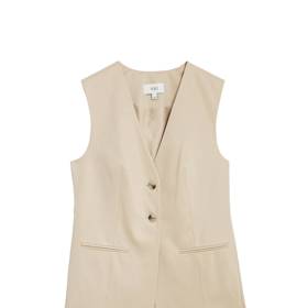 Hitem přechodného období je dokonalé vrstvení. Opusťte nošení vesty na holé tělo a přidejte jednoduchý top basic tričko nebo blůzu a najdete jí nepostradatelnou pozici i v současné módní sadě. (Marks&Spencer, 999 Kč)